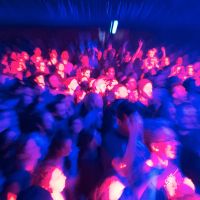 images/Weblog/Kulturfonds/76_Steh_Saal_Publikum_Verschwommen_nah_Blau_und_Rotstich_MEDIAMORE_600x600.jpg#joomlaImage://local-images/Weblog/Kulturfonds/76_Steh_Saal_Publikum_Verschwommen_nah_Blau_und_Rotstich_MEDIAMORE_600x600.jpg?width=600&height=600